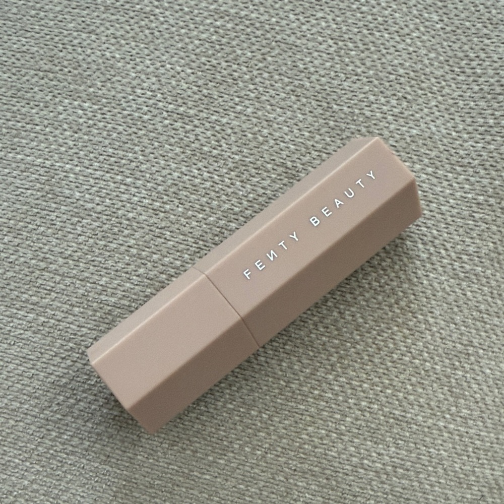 Fenty Beauty matte contour skin stick- Amber 01